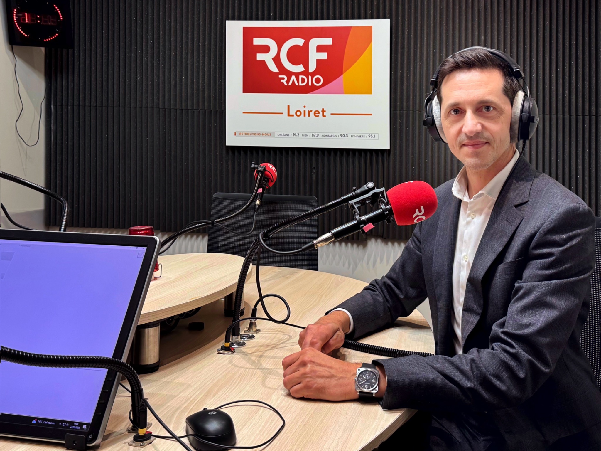 Olivier Migette dans le studio de RCF Loiret